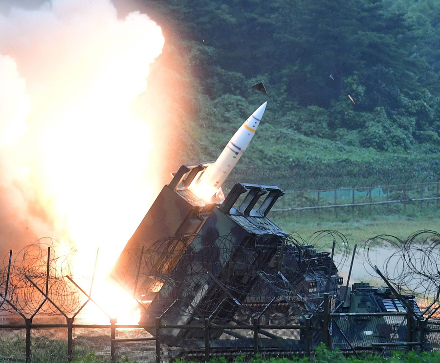 Система тактического ракетного вооружения армии США (ATACMS) запускает ракету в Восточное море. Фото © Getty Images / South Korean Defense Ministry