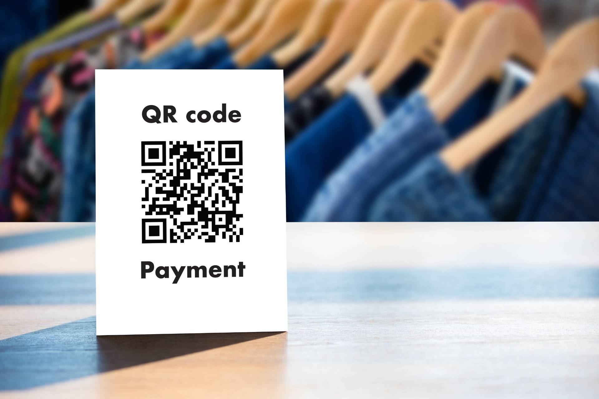 Вместо банковской карты и наличных: кому выгодно платить через QR-код