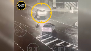 Момент, как лихач на Lexus с левыми номерами протащил по дороге инспектора, попал на видео