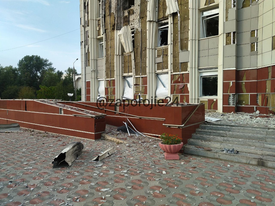 Последствия удара дрона ВСУ по зданию администрации Энергодара. Обложка © Telegram-канал администрации Энергодара