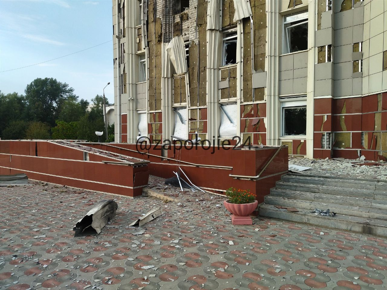 Украинский беспилотник-камикадзе ударил по зданию администрации Энергодара и взорвался