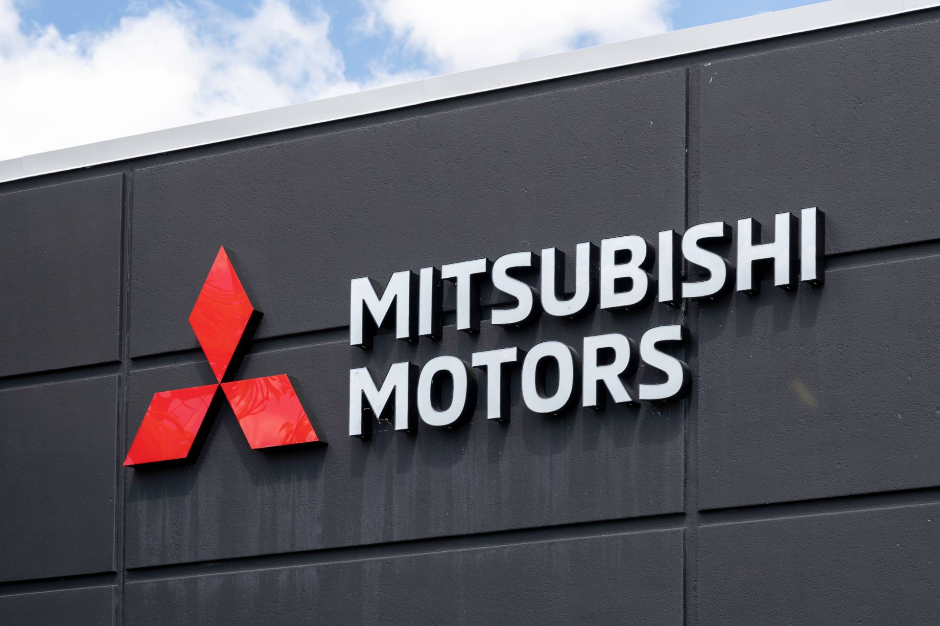 Кабмин РФ разрешил Mitsubishi участие в 