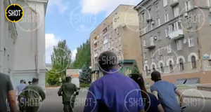 Спецкор Лайфа снял момент эвакуации из Донецкого драмтеатра после обстрела ВСУ