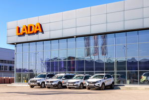 Продажи АвтоВАЗа в России в июле упали почти на 70%
