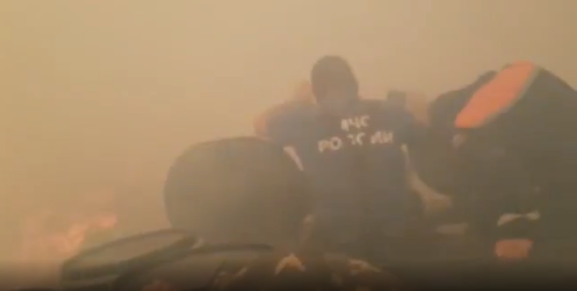 Всё в огне и нулевая видимость: Спасатели в ХМАО угодили в эпицентр лесного пожара