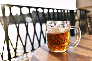 Гастроэнтеролог объяснил, почему в жару не стоит утолять жажду пивом