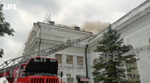 Лайф публикует видео пожара на ж/д вокзале в Донецке после обстрела ВСУ
