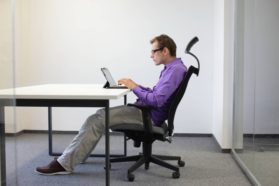 Белые воротнички проводят в офисе по девять часов, а то и больше. Малоподвижный образ жизни влечёт за собой проблемы со зрением и осанкой, отёки ног. Фото © Shutterstock