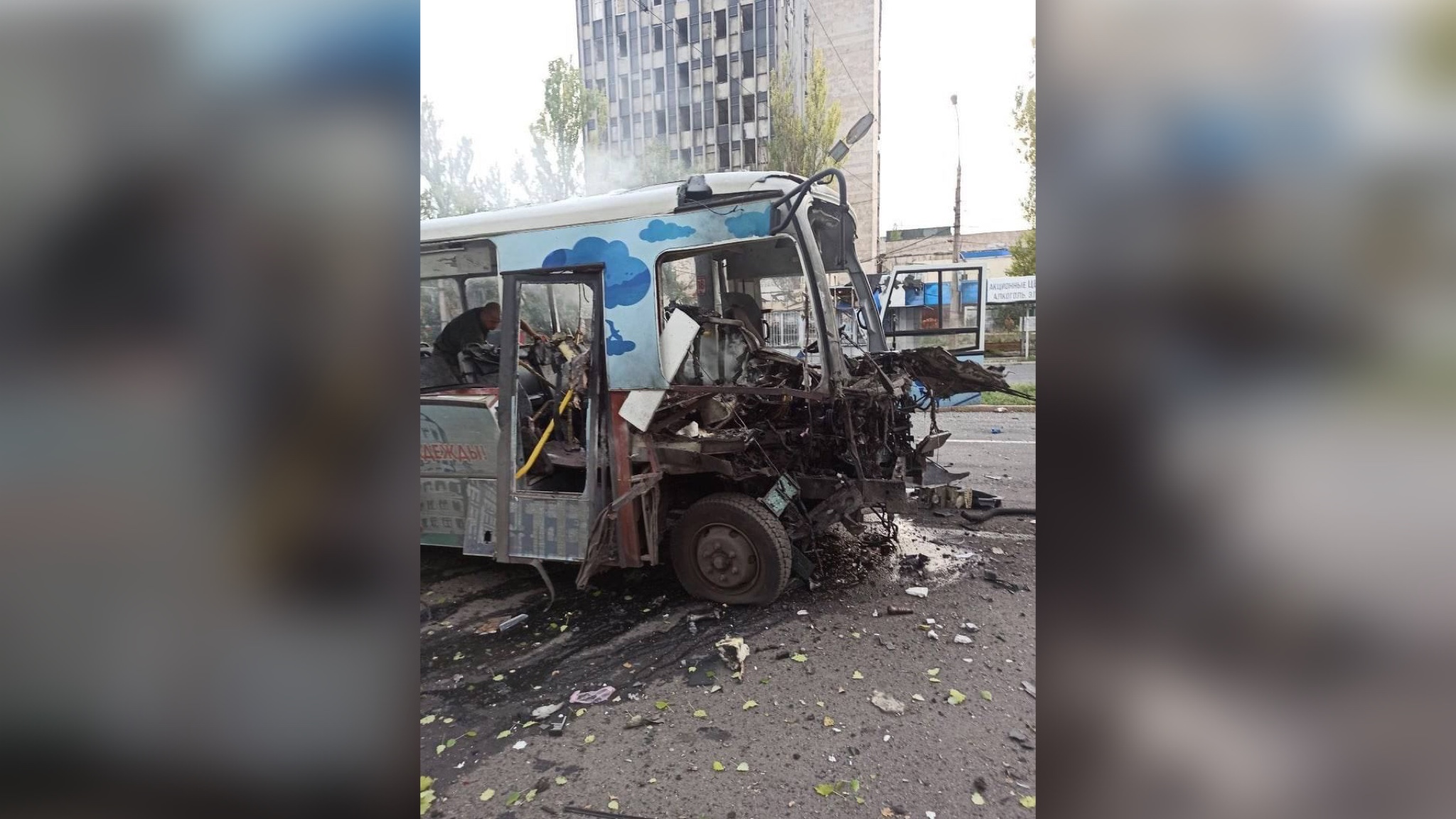 Три человека погибли и пятеро пострадали после попадания украинского боеприпаса в автобус в Донецке