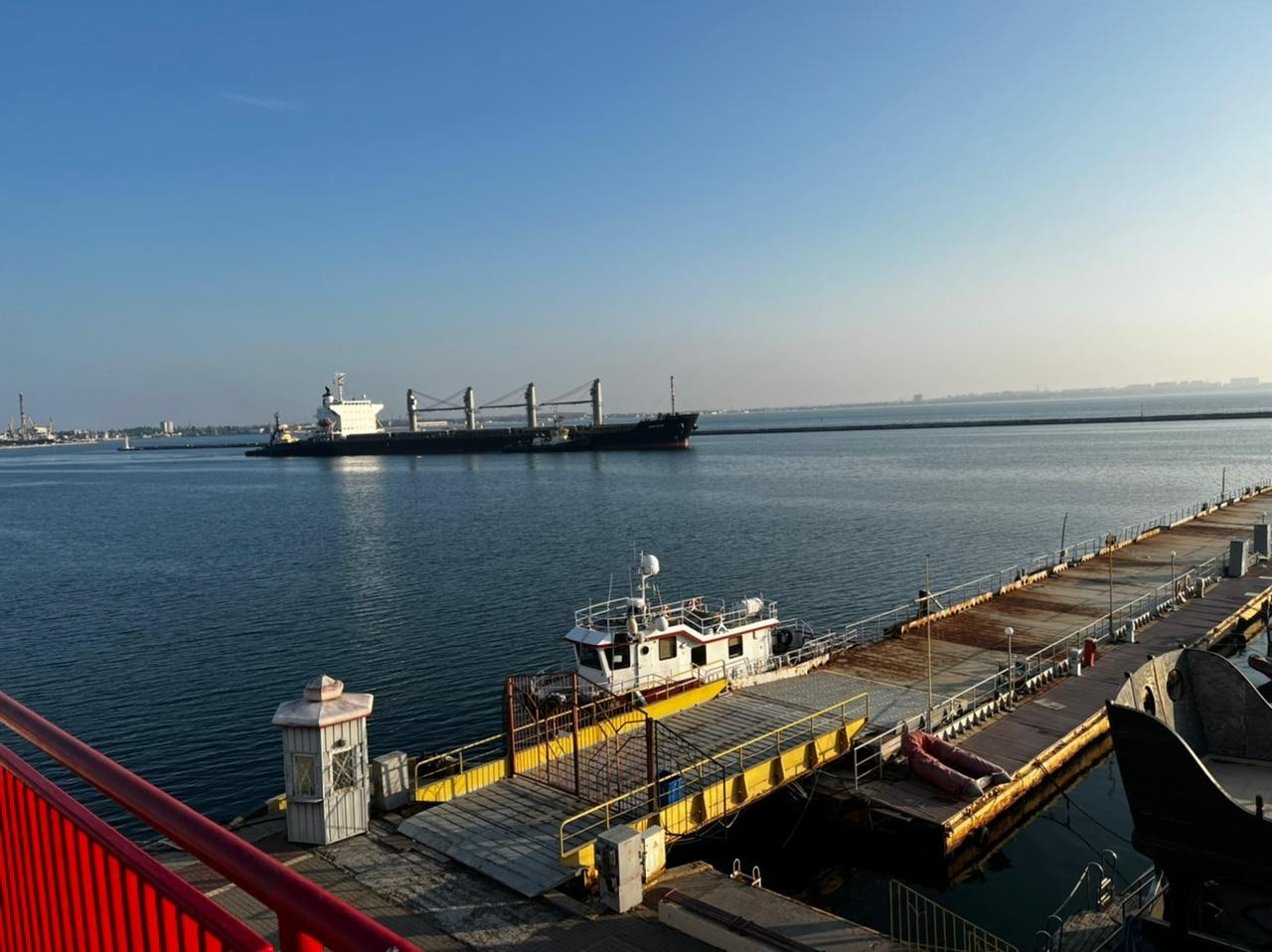 Вывезли 58 тыс. тонн зерна: Минобороны Турции сообщило о выходе трёх сухогрузов из портов Украины