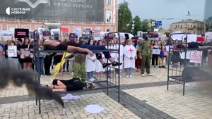 В Киеве на глазах у детей активисты разыграли сцену гибели украинских военных от рук ВСУ в Еленовке