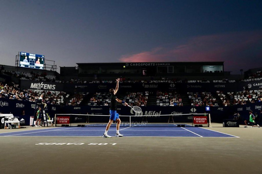 Медведев вышел в финал теннисного турнира в Мексике