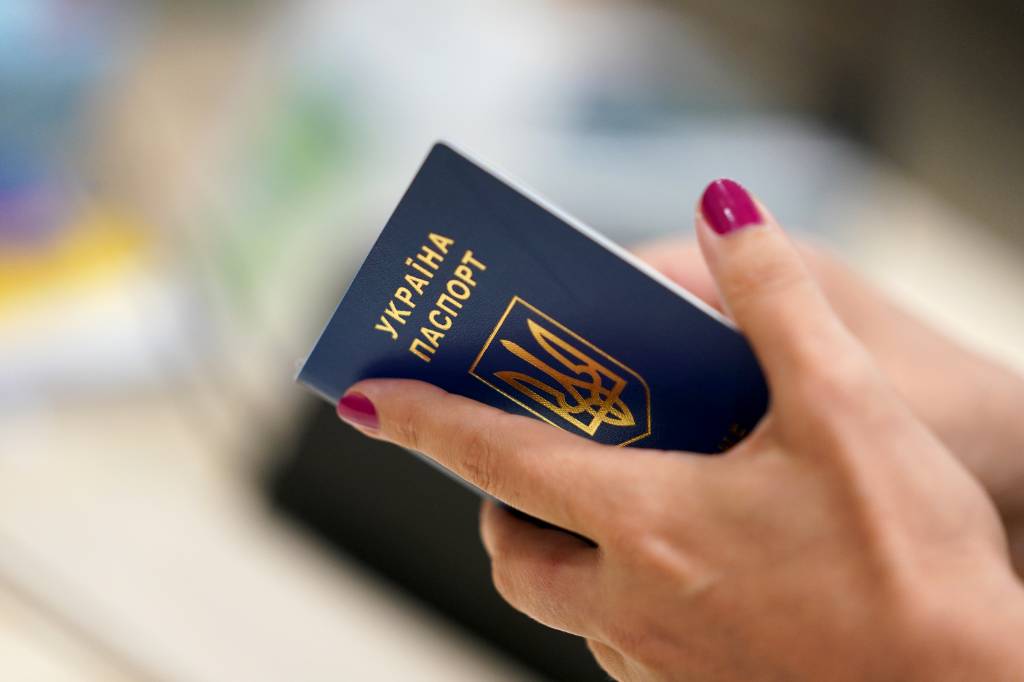 Более 220 украинских депутатов лишились диппаспортов