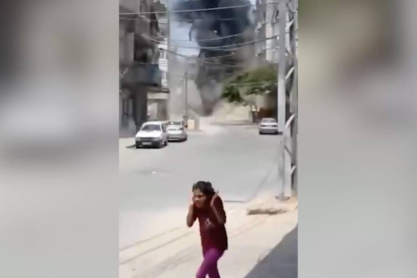Один из прилётов израильской ракеты по жилому кварталу в секторе Газа попал на видео