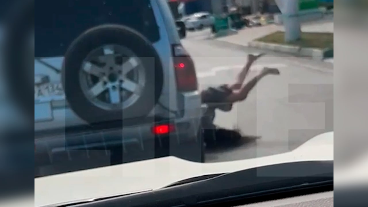 Кавказские танцы: Россиянка танцевала в авто и вывалилась под колёса других машин