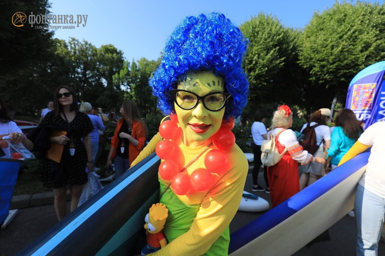 Участница фестиваля в образе Мардж Симпсон. Фото © Telegram-канал "Фонтанки"