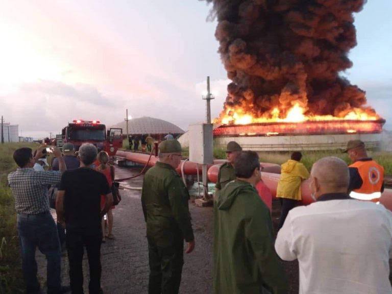Пожар на нефтехранилище в провинции Матансас. Обложка © Twitter / YsectC