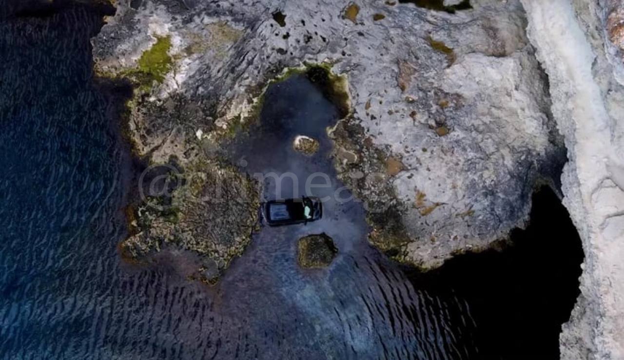 Джип с туристами упал с обрыва в море в Крыму. Фото © Telegram / Хороший Крым