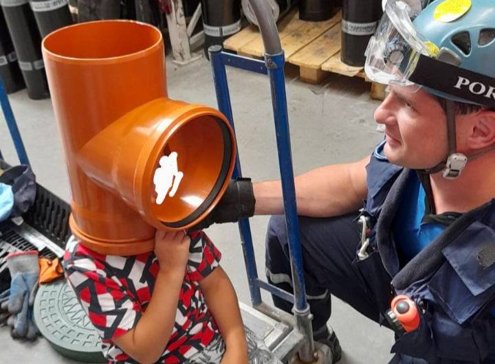 Ребёнок в магазине надел на голову пластиковую трубу и не смог освободиться без спасателей
