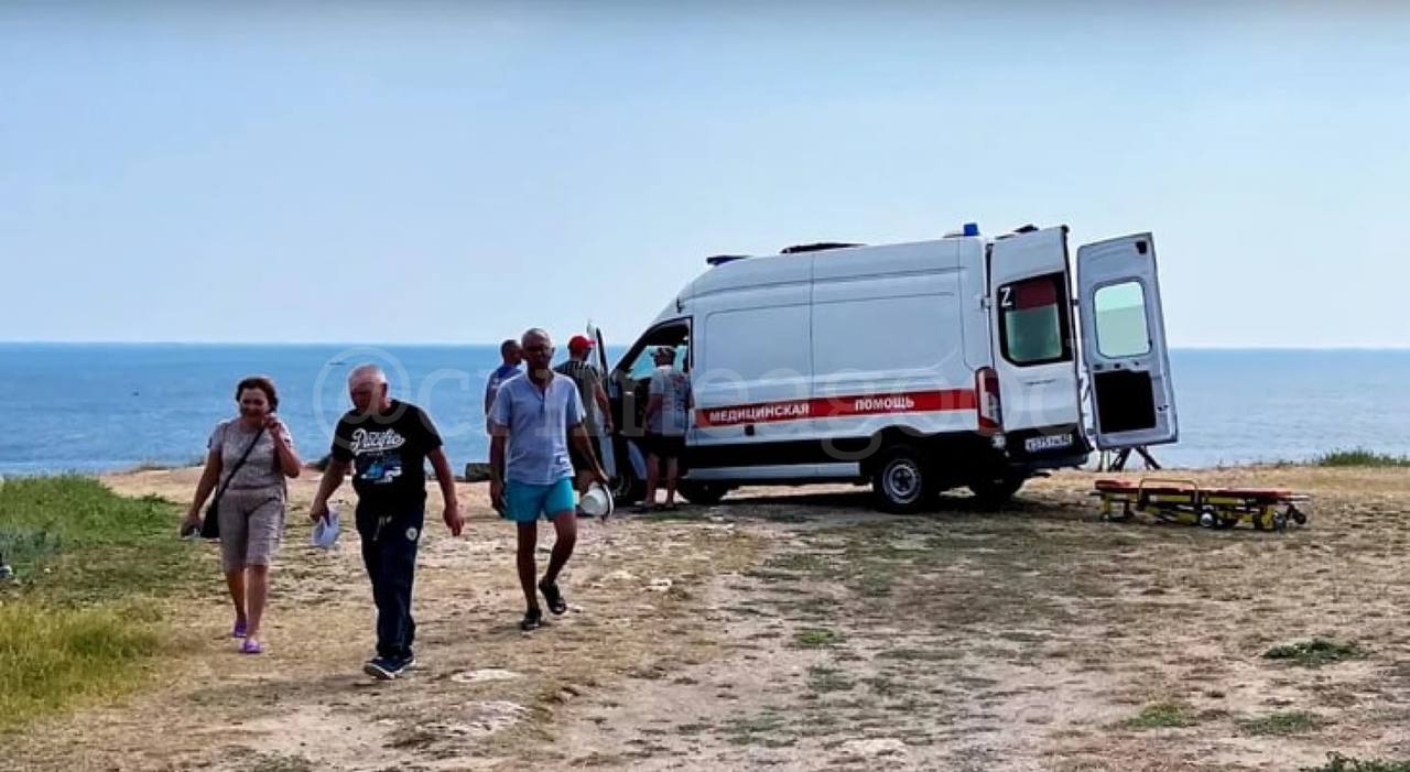 Бригада скорой помощи спешит на помощь туристам после падения джипа с обрыва в море в Крыму. Фото © Telegram / Хороший Крым