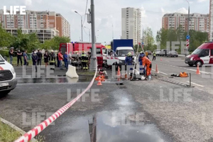 Провалившихся в колодец рабочих могло унести к Москве-реке, к поискам привлекли катер
