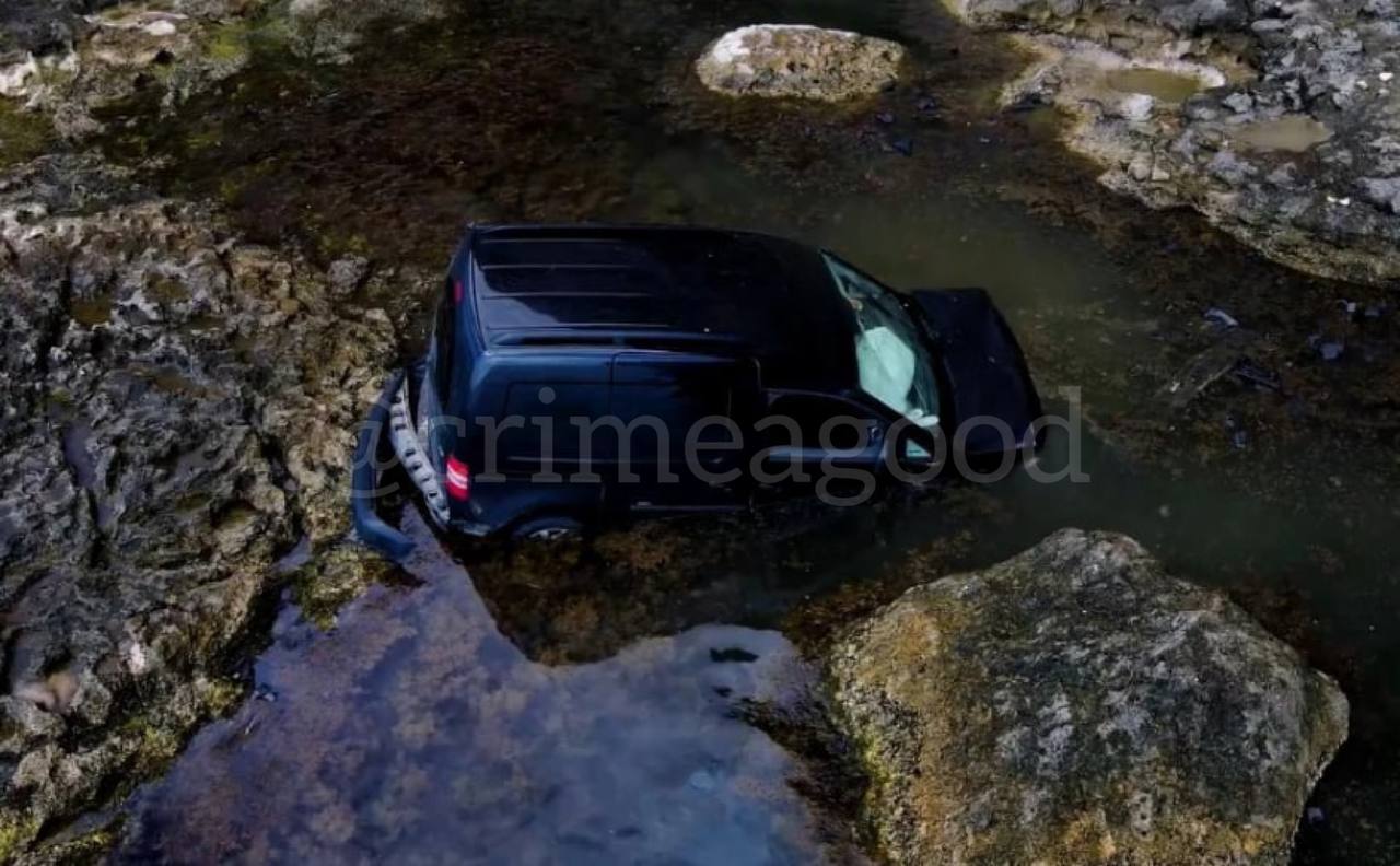На западе Крыма машина с туристами упала с обрыва в море