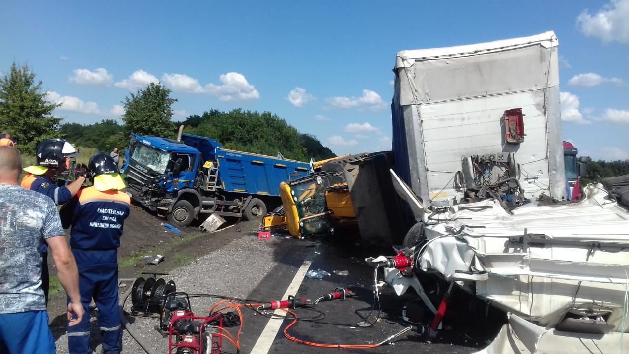 Три человека погибли в ДТП с грузовыми автомобилями и погрузчиком в Липецкой области