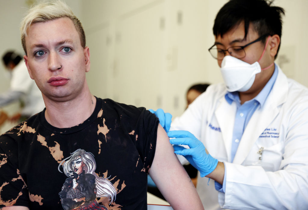 Фармацевт готовится ввести дозу вакцины от оспы обезьян. Фото © Getty Images / Mario Tama