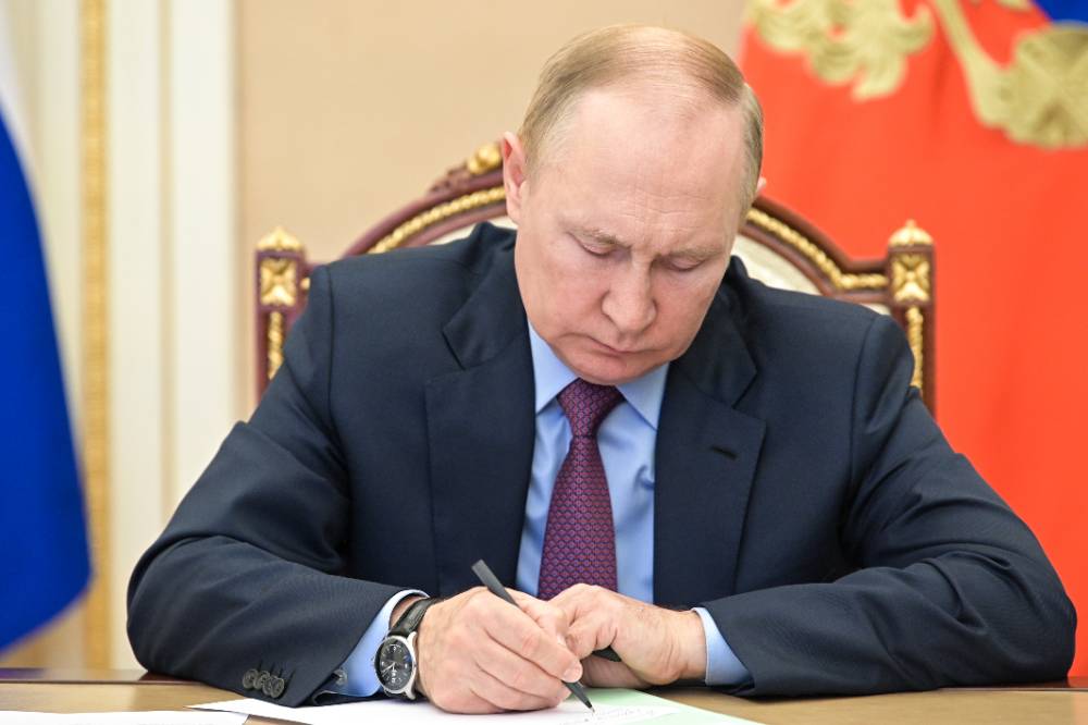Путин разрешил банкам РФ приостановить операции в валюте стран, заморозивших их активы