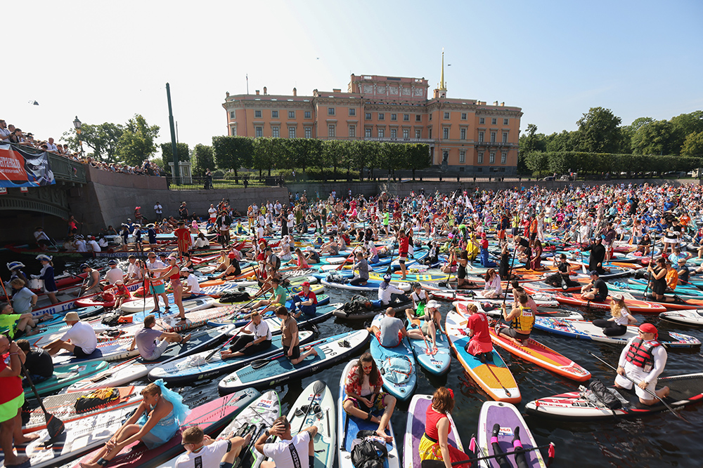От папы римского до пионеров: Петербургский SUP-фестиваль установил мировой рекорд по числу участников