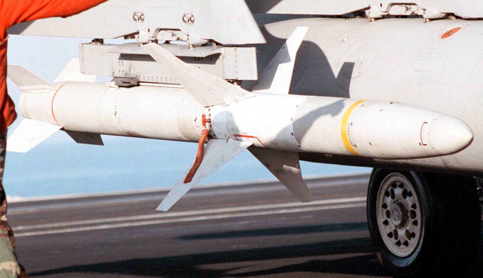 ВСУ впервые применили американскую ракету AGM-88 в Донбассе