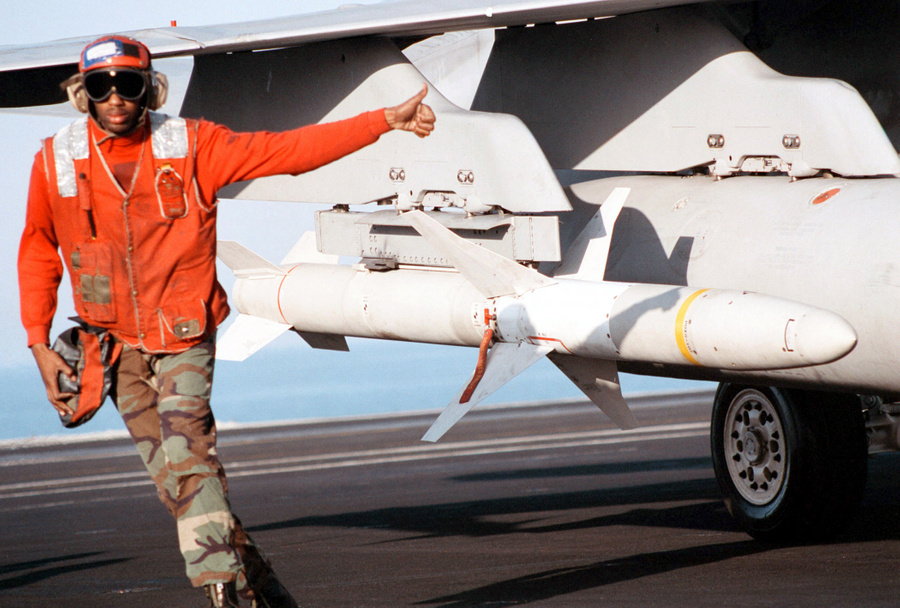 <p>Ракета AGM-88 HARM. Фото © Wikipedia / <a href="https://ru.wikipedia.org/wiki/AGM-88_HARM#/media/%D0%A4%D0%B0%D0%B9%D0%BB:AGM-88_HARM_on_FA-18C.jpg" target="_blank" rel="noopener noreferrer">U.S. Navy Photo</a></p>
