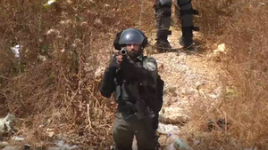 "Целится прямо в камеру": Израильский военный открыл огонь по журналисту RT Arabic