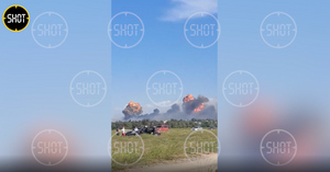 Лайф публикует видео с двумя синхронными взрывами в районе аэродрома в Крыму