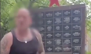Немец на камеру осквернил советский мемориал и обратился с угрозами к русским