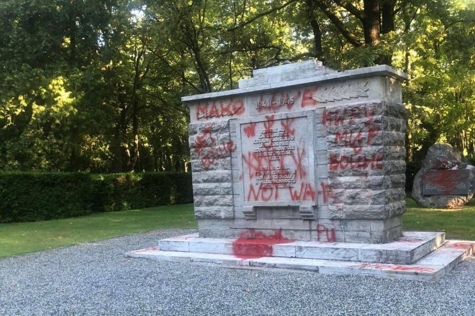 Вандалы облили красной краской памятник советским воинам в Эстонии