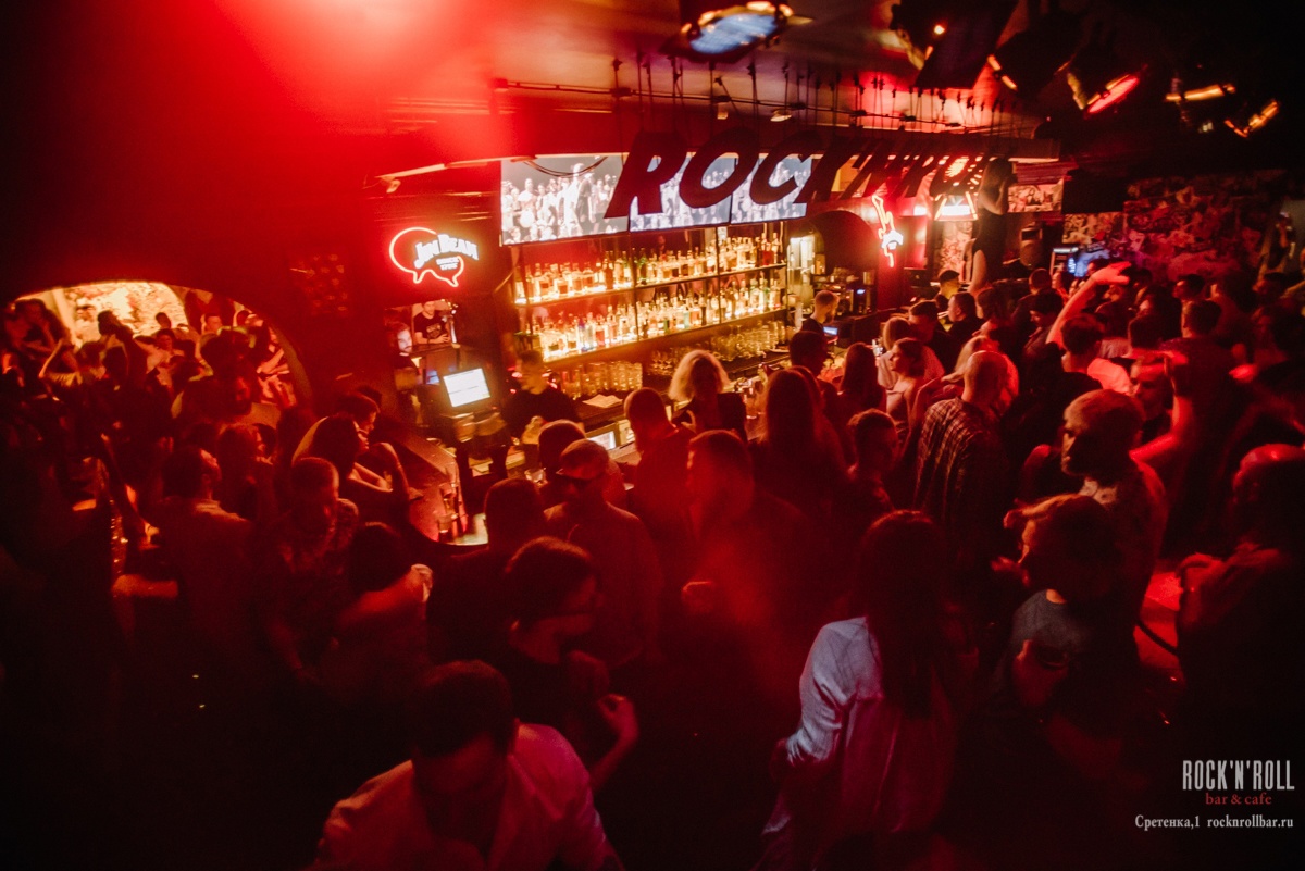 Бар в разгар вечеринки. Фото © VK / Rock'n'Roll ✪ Bar & Café | Москва