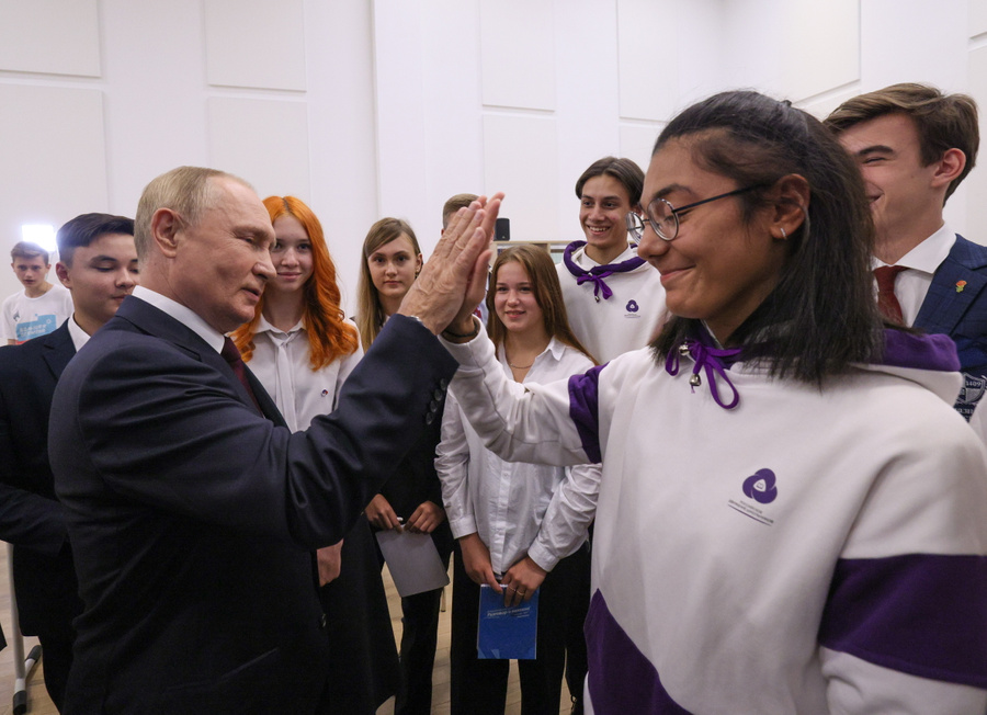 Владимир Путин во время открытого урока "Разговор о важном". Фото © ТАСС / POOL / Гавриил Григоров