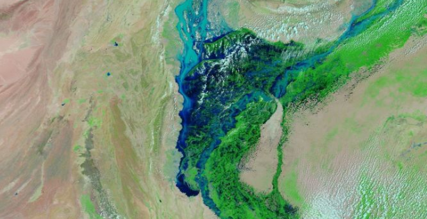 В Пакистане в результате наводнения образовалось огромное озеро. Фото © NASA