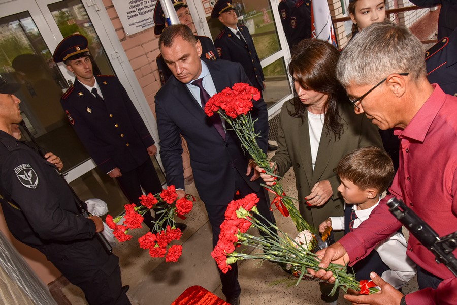 Возложение цветов к доске памяти Дамира Шаймарданова, установленной у входа в школу № 29. Фото © Официальный портал Республики Марий Эл