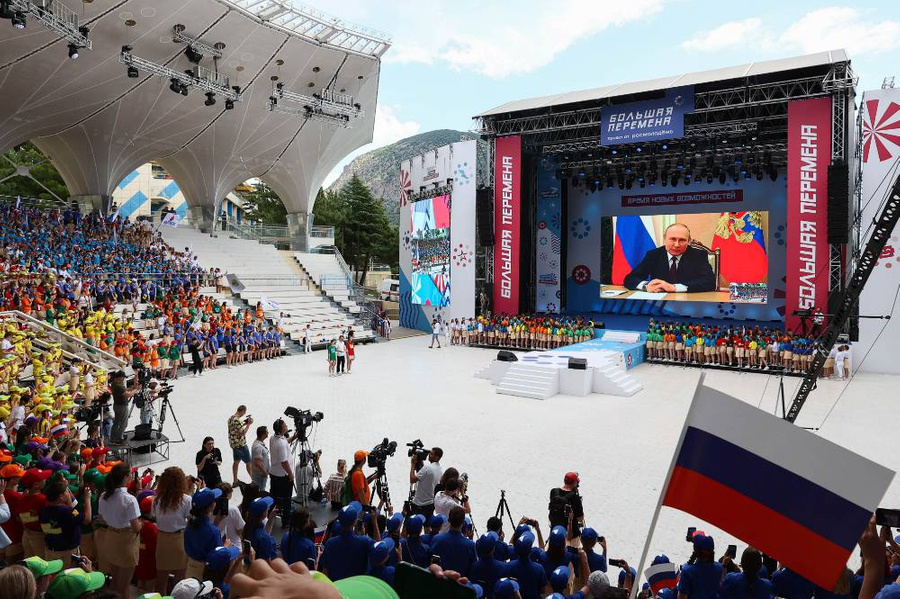 Выступление Владимира Путина в Международном детском центре "Артек" в июле 2022 года. Обложка © ТАСС / Мальгавко Сергей