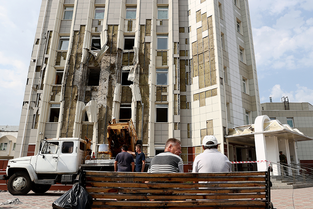 Здание Администрации города Энергодара после обстрелов со стороны ВСУ. Фото © ТАСС / Сергей Мальгавко