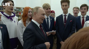 Путин спел гимн России со школьниками в Калининграде
