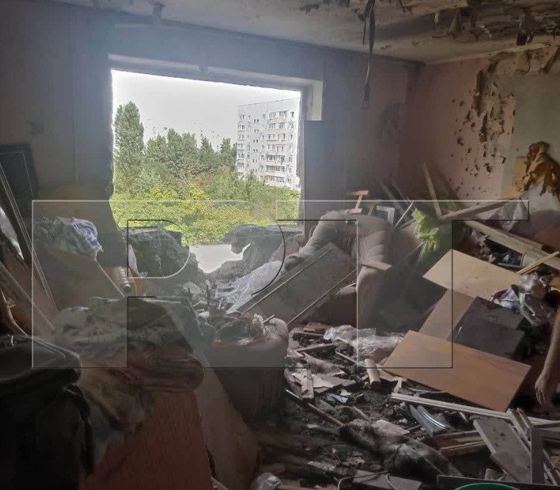 Обстрелы ВСУ разрушили квартиры в многоэтажке Энергодара. Фото © t.me / RT на русском