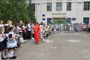 Торжественная линейка в Комсомольской школе. Фото © Предоставлено LIFE