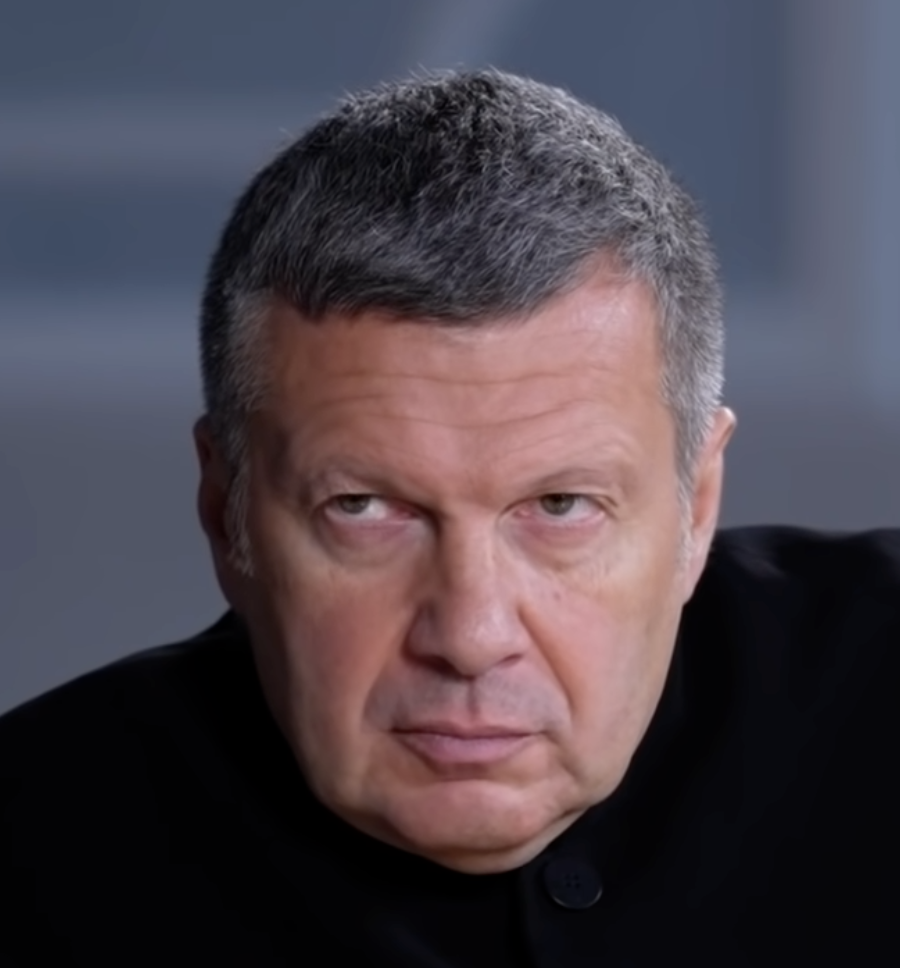 <p>Вернулась некто Пугачёва. Кто вообще решил, что если человек был когда-то великим, то его величие подтверждается молчанием в самые важные моменты в истории? Вернулась, чтобы детей в школу отправить? И не заметила, что её муж нёс, и не сказала ни слова? Приехала зачем? Деньги закончились?</p>