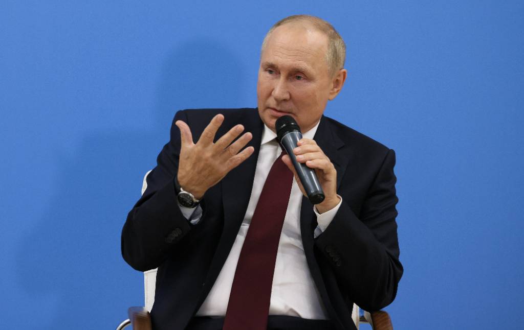 Путину в Калининграде показали, как нахимовцев обучают с помощью интерактивных модулей
