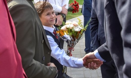 Младший брат Дамира Шаймарданова, отправившийся в первый класс школы № 29, названной в честь его брата. Фото © Официальный портал Республики Марий Эл