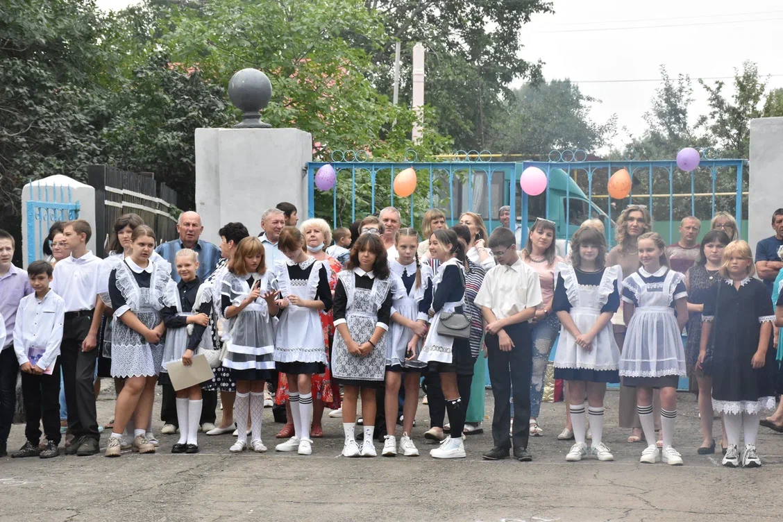 Торжественная линейка в Комсомольской школе. Фото © Предоставлено LIFE