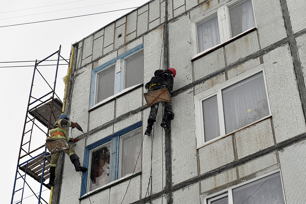 В Москве промышленному альпинисту пригрозили обрезать трос во время спуска с крыши